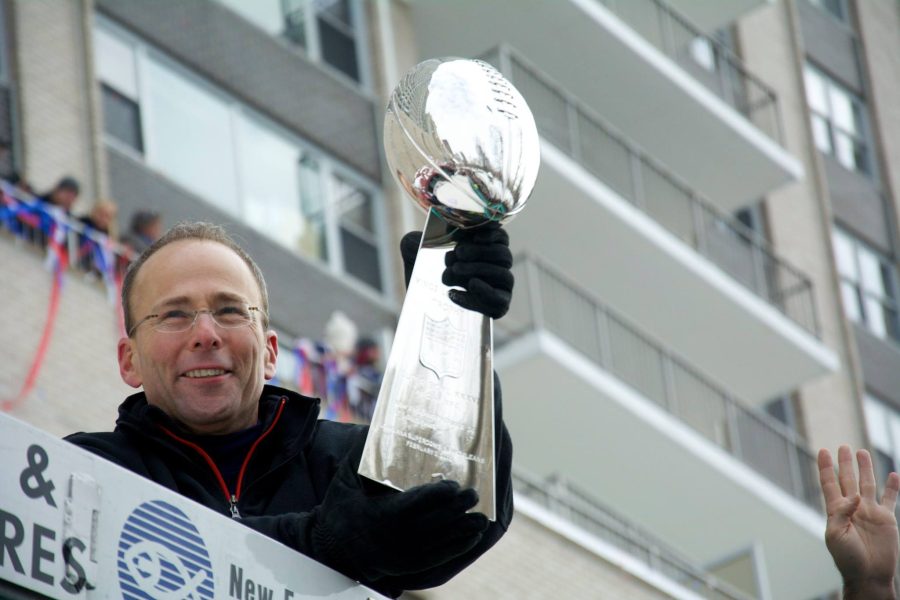 Jonathan+Kraft+holding+the+Lombardi+Trophy+as+the+parade+traveled+by+the+Boston+Common