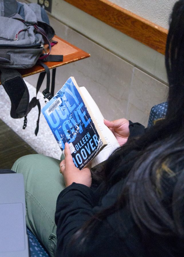 A student catches up on Ugly Love in between classes.