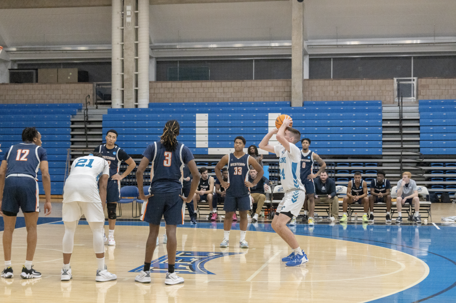 UMass Boston Men’s Basketball past game at the Clark Athletic Center. Photo by Hunter Berry (He/Him) / Mass Media Staff. 