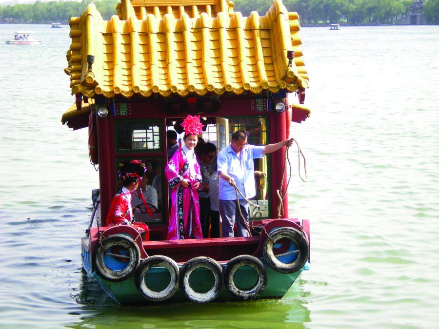 Girls+in+traditional+dress+on+a+Dragon+Boat