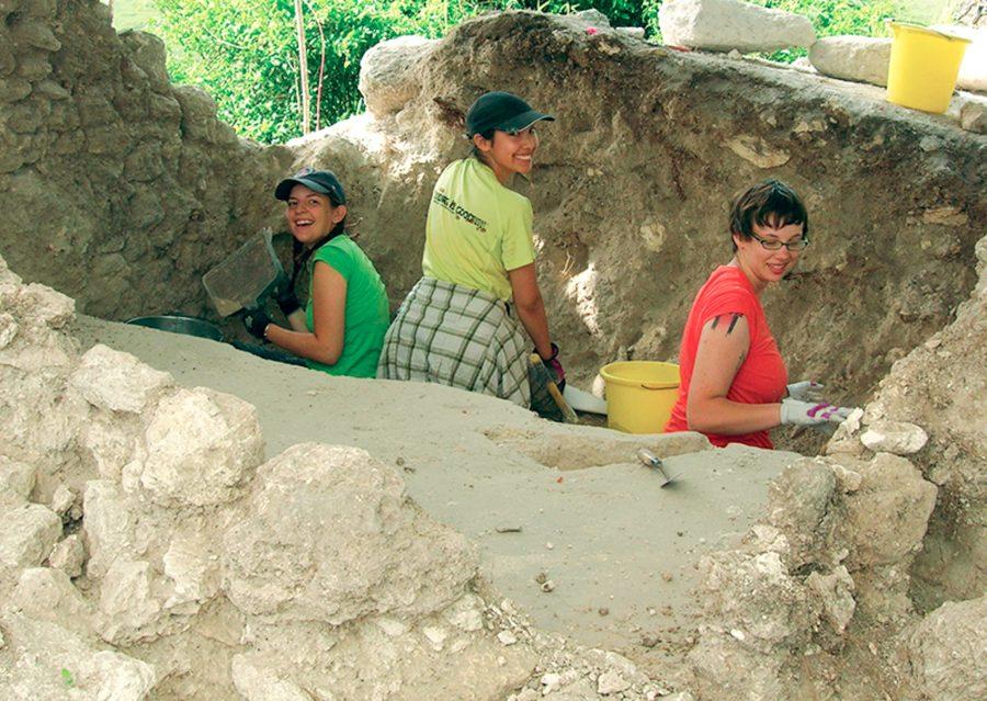 Students+dig+for+Mayan+artifacts+via+the+Field+School+in+Belize.
