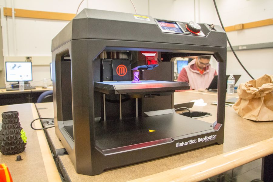 One+of+MakerSpaces+MakerBot+Replicator+Desktop+3D+printers.