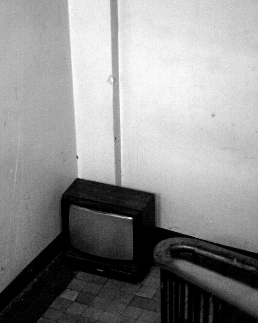 Photograph+of+an+old+TV.