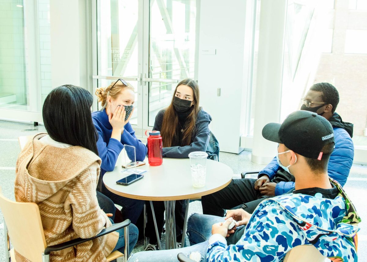 Students gather in the Integrated Sciences Complex to catch up after classes. Photo by Olivia Reid (She/Her) / Photography Editor.