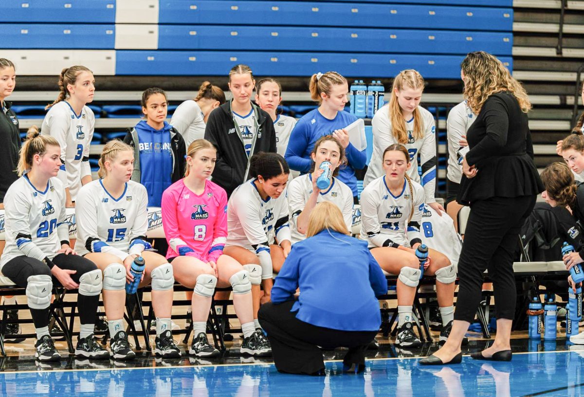 Women’s volleyball prepares for a game. Photo by Salt Lake Photo Company / Beacons Athletics.
