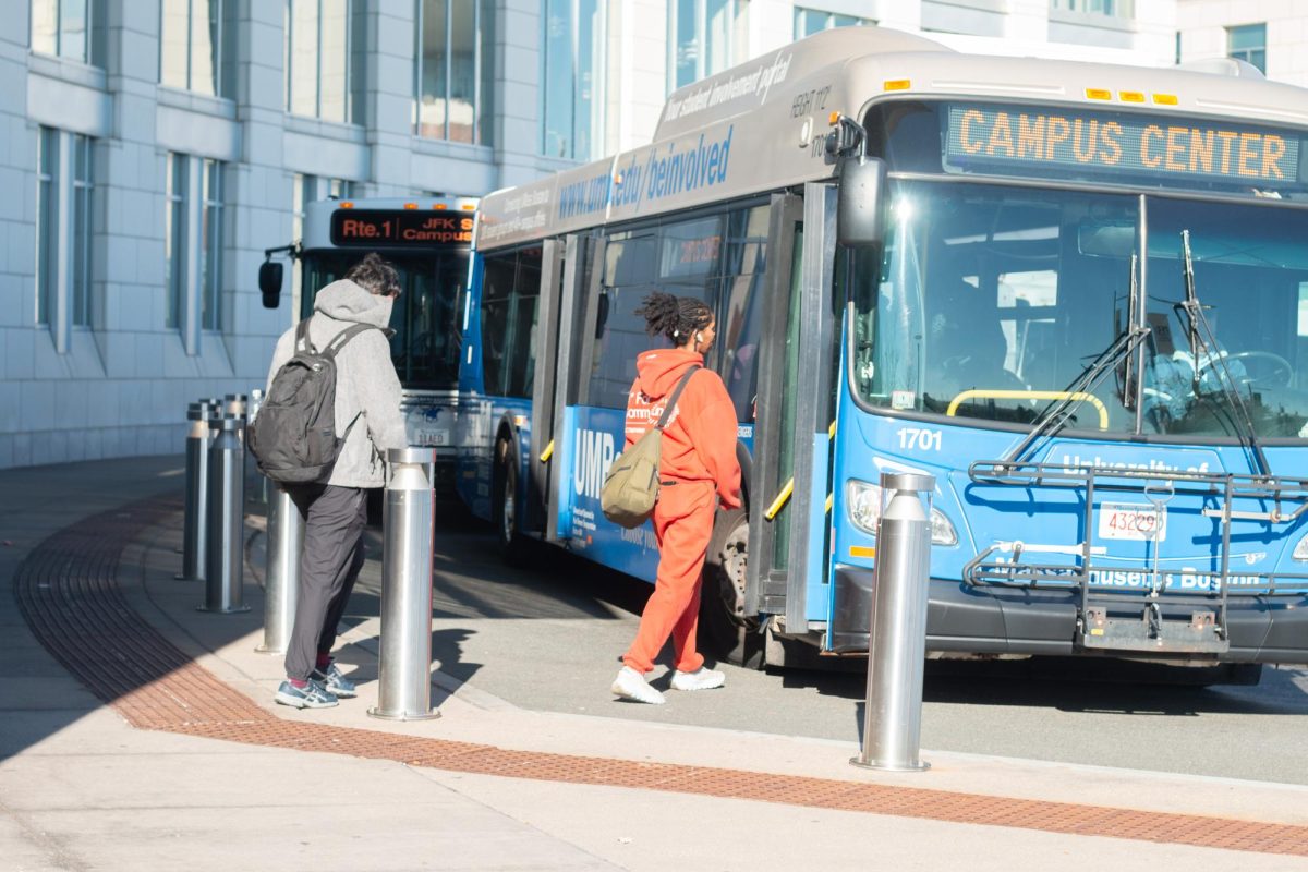 Students board the Shuttle Bus at the Campus Cenrer. Photo by Colin Tsuboi / Mass Media Staff.