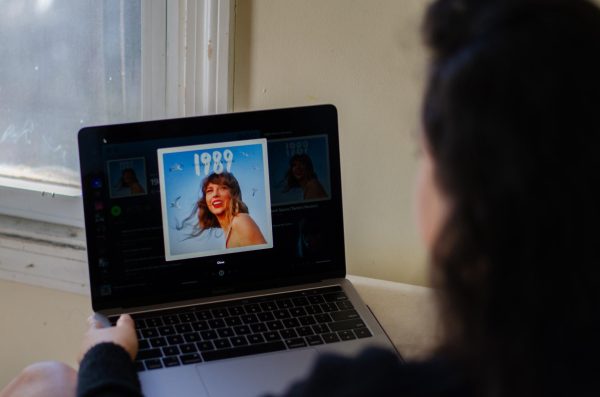 A student listens to 1989 (Taylor’s Version). Photo by Saichand Chowdary / Mass Media Staff.