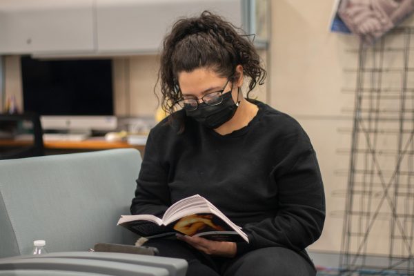 A student reads “Frankenstein” by Mary Shelley in the Campus Center. Photo by Colin Tsuboi / Mass Media Staff.