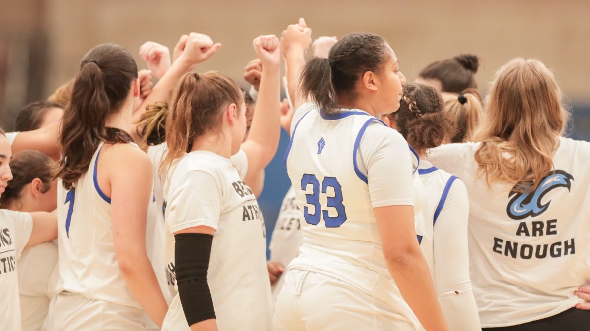 Women’s basketball team during their 2022-2023 season. Photo sourced from Beacons Athletics.