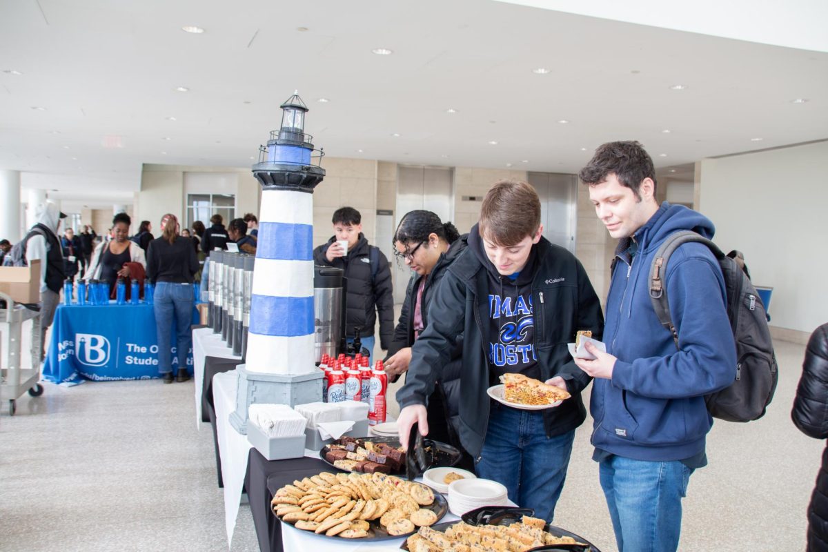 Beacons enjoy snacks during Welcome Week festivities. Photo by Olivia Reid/ Photography Editor.